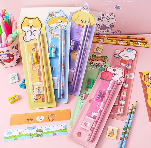 童趣与实用兼具 卡通铅笔套装成为幼儿园小奖品的新宠